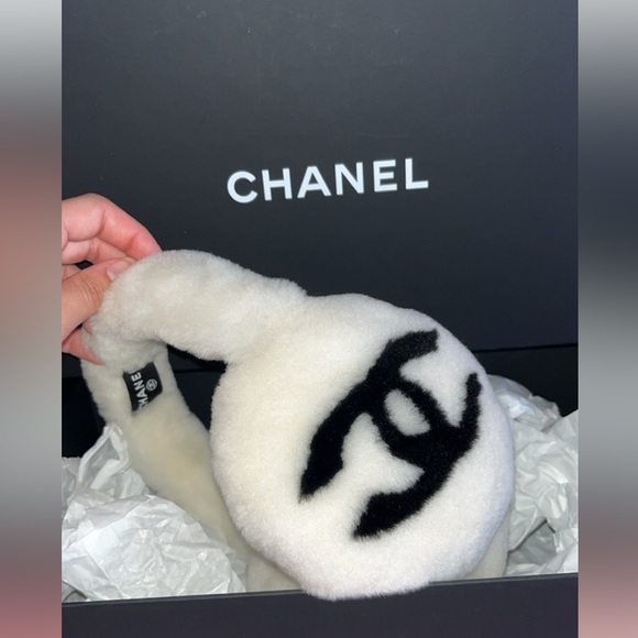 Chanel CC Fur earmuffs in white - Picture 6 of 9